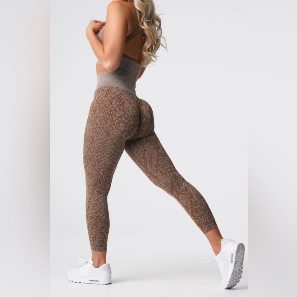 NVGTN High-Waist Textured Snakeprint Leggings in Brown